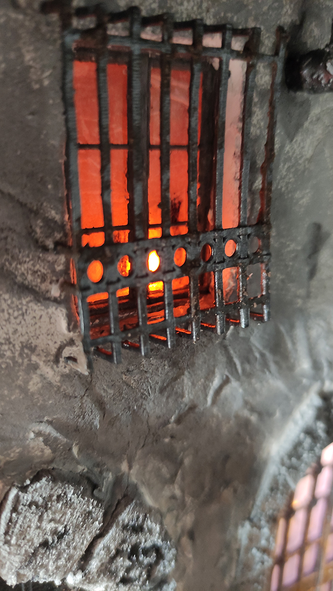 Diorama del hombre del saco, Diseñado artesanalmente usando madera, yeso, poliestireno, resina uv e iluminación led.