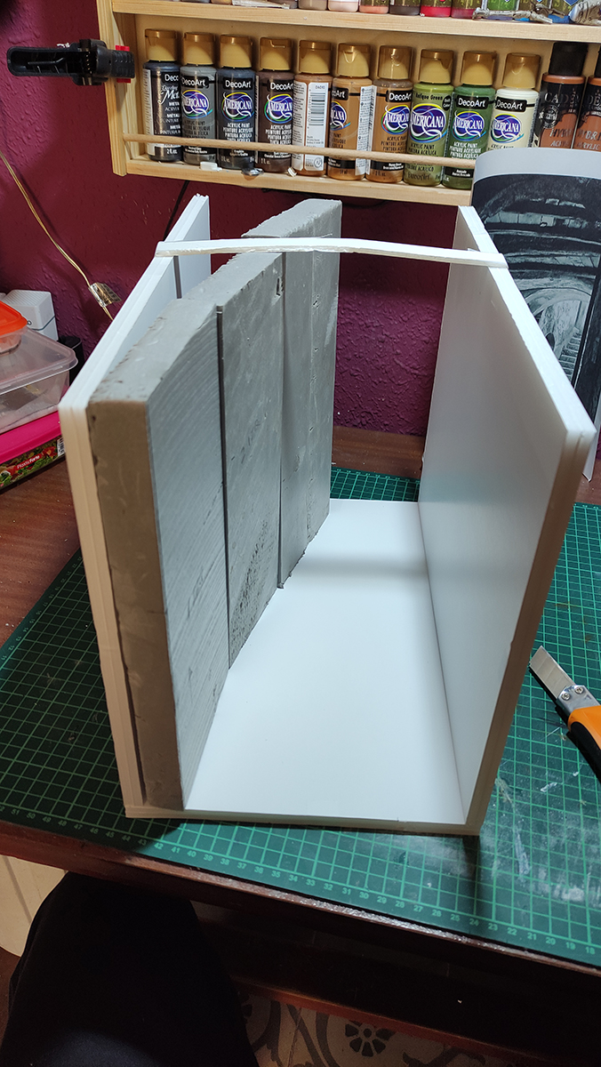 Diorama del hombre del saco, Diseñado artesanalmente usando madera, yeso, poliestireno, resina uv e iluminación led.