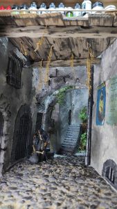 Diorama del hombre del saco, Diseñado artesanalmente usando madera, yeso, poliestireno, resina uv e iluminación led.