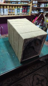 Diorama del hombre del saco, Diseñado artesanalmente usando madera, yeso, poliestireno, resina uv e iluminación led.