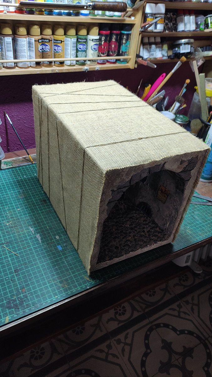 Diorama del hombre del saco, Diseñado artesanalmente usando madera, yeso, poliestireno, resina uv e iluminación led.