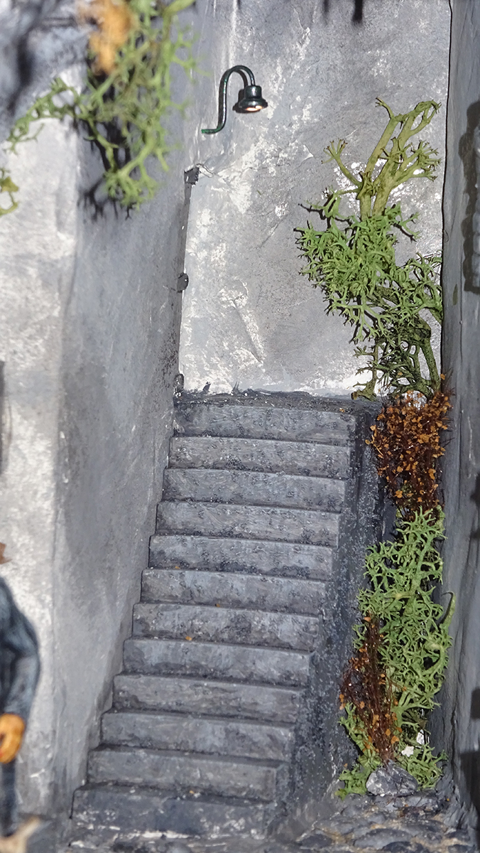 Diorama del hombre del saco, Diseñado artesanalmente usando madera, yeso, poliestireno, resina uv e iluminación led.