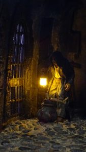 Diorama del hombre del saco, Diseñado artesanalmente usando madera, yeso, poliestireno, resina uv e iluminación led.