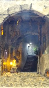 Diorama del hombre del saco, Diseñado artesanalmente usando madera, yeso, poliestireno, resina uv e iluminación led.