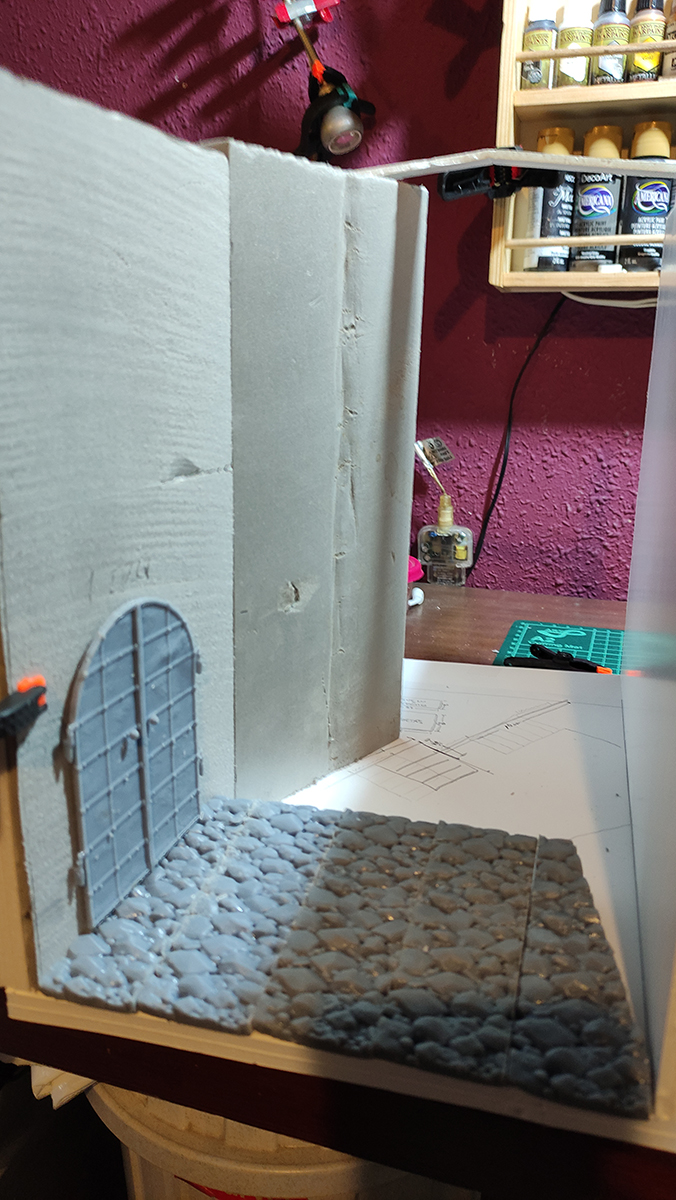 Diorama del hombre del saco, Diseñado artesanalmente usando madera, yeso, poliestireno, resina uv e iluminación led.