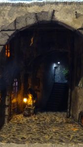 Diorama del hombre del saco, Diseñado artesanalmente usando madera, yeso, poliestireno, resina uv e iluminación led.