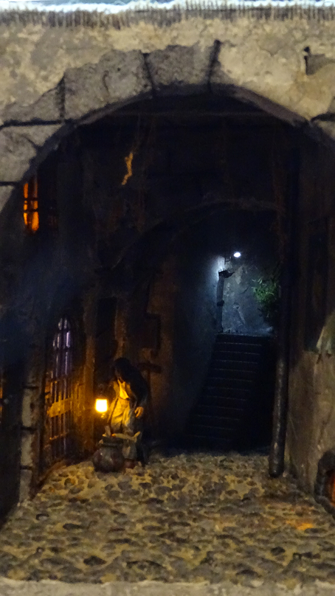 Diorama del hombre del saco, Diseñado artesanalmente usando madera, yeso, poliestireno, resina uv e iluminación led.