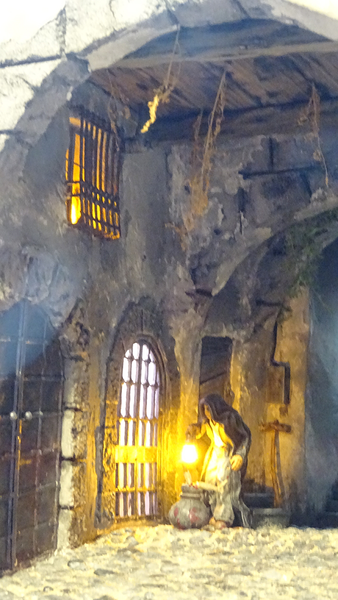 Diorama del hombre del saco, Diseñado artesanalmente usando madera, yeso, poliestireno, resina uv e iluminación led.