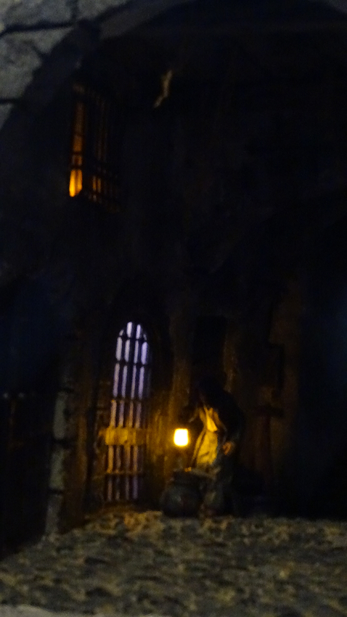 Diorama del hombre del saco, Diseñado artesanalmente usando madera, yeso, poliestireno, resina uv e iluminación led.