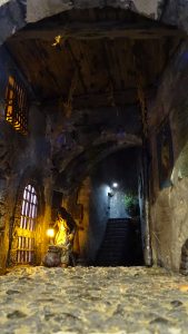 Diorama del hombre del saco, Diseñado artesanalmente usando madera, yeso, poliestireno, resina uv e iluminación led.