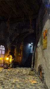 Diorama del hombre del saco, Diseñado artesanalmente usando madera, yeso, poliestireno, resina uv e iluminación led.