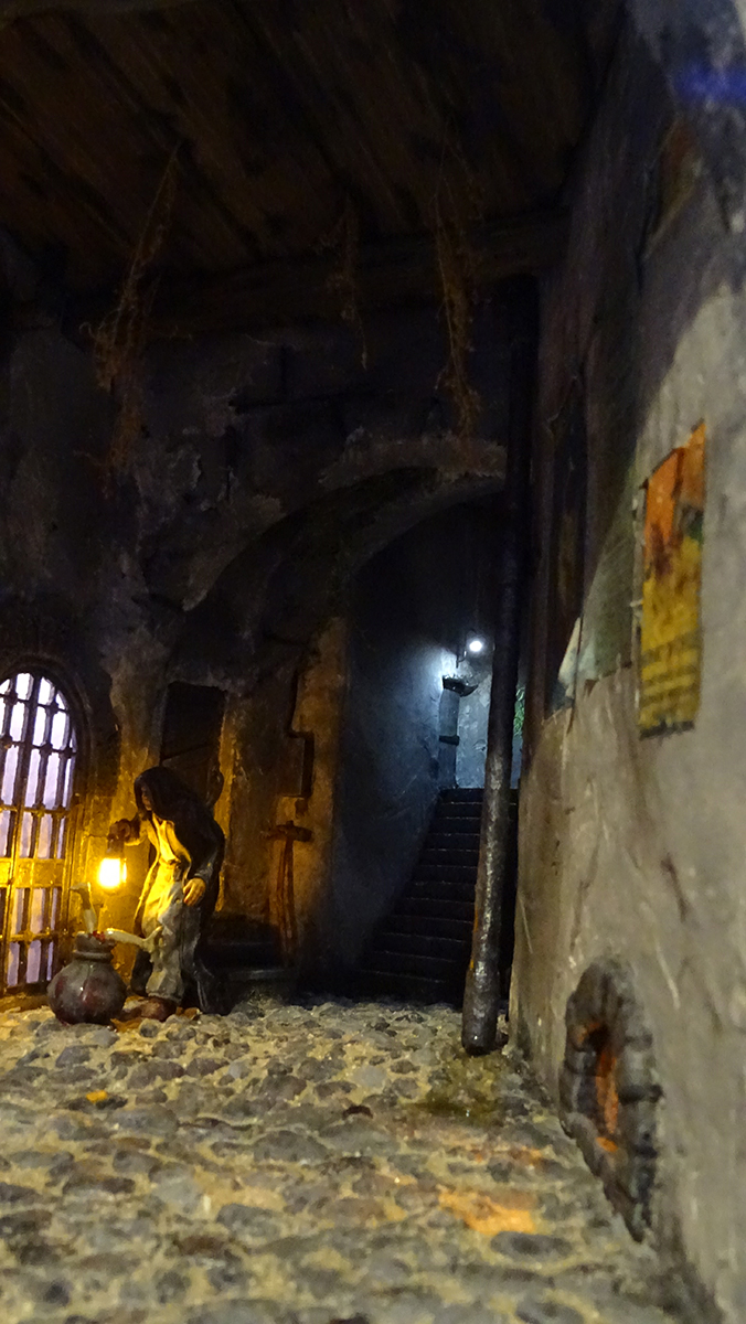 Diorama del hombre del saco, Diseñado artesanalmente usando madera, yeso, poliestireno, resina uv e iluminación led.