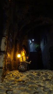 Diorama del hombre del saco, Diseñado artesanalmente usando madera, yeso, poliestireno, resina uv e iluminación led.