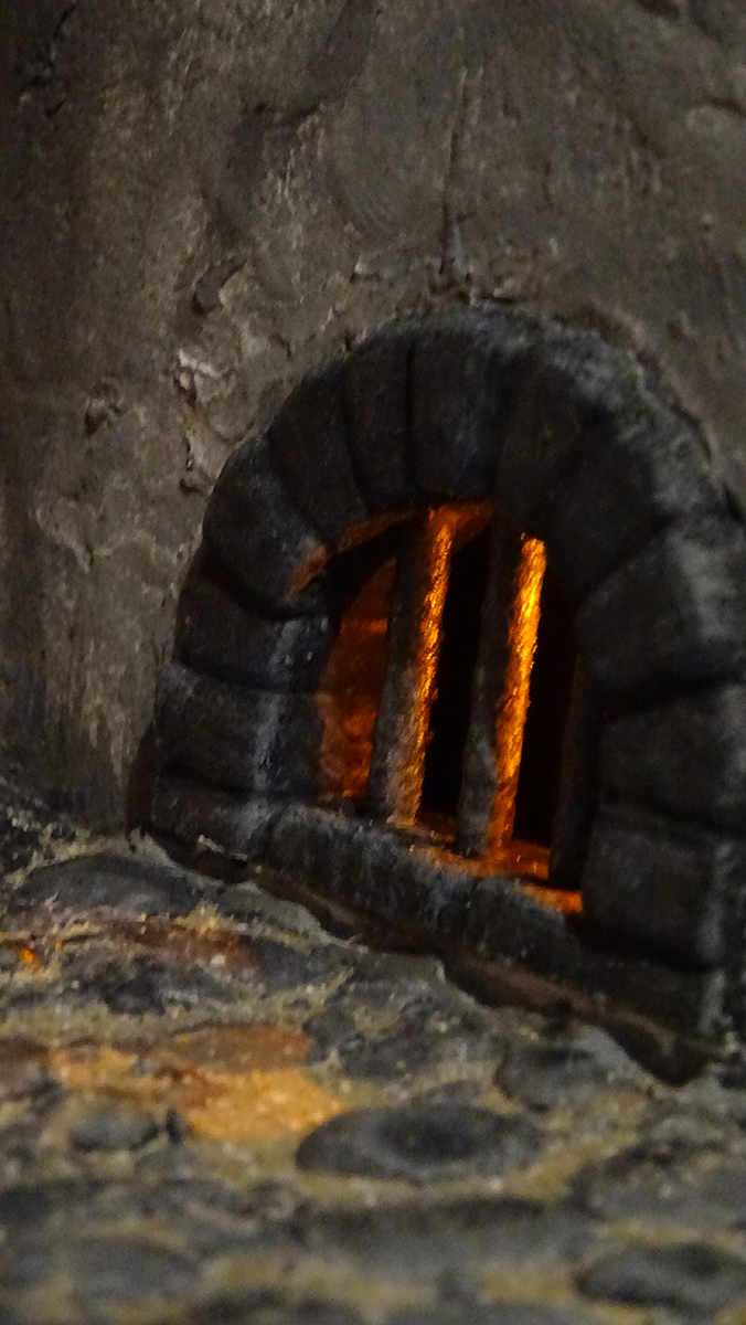 Diorama del hombre del saco, Diseñado artesanalmente usando madera, yeso, poliestireno, resina uv e iluminación led.