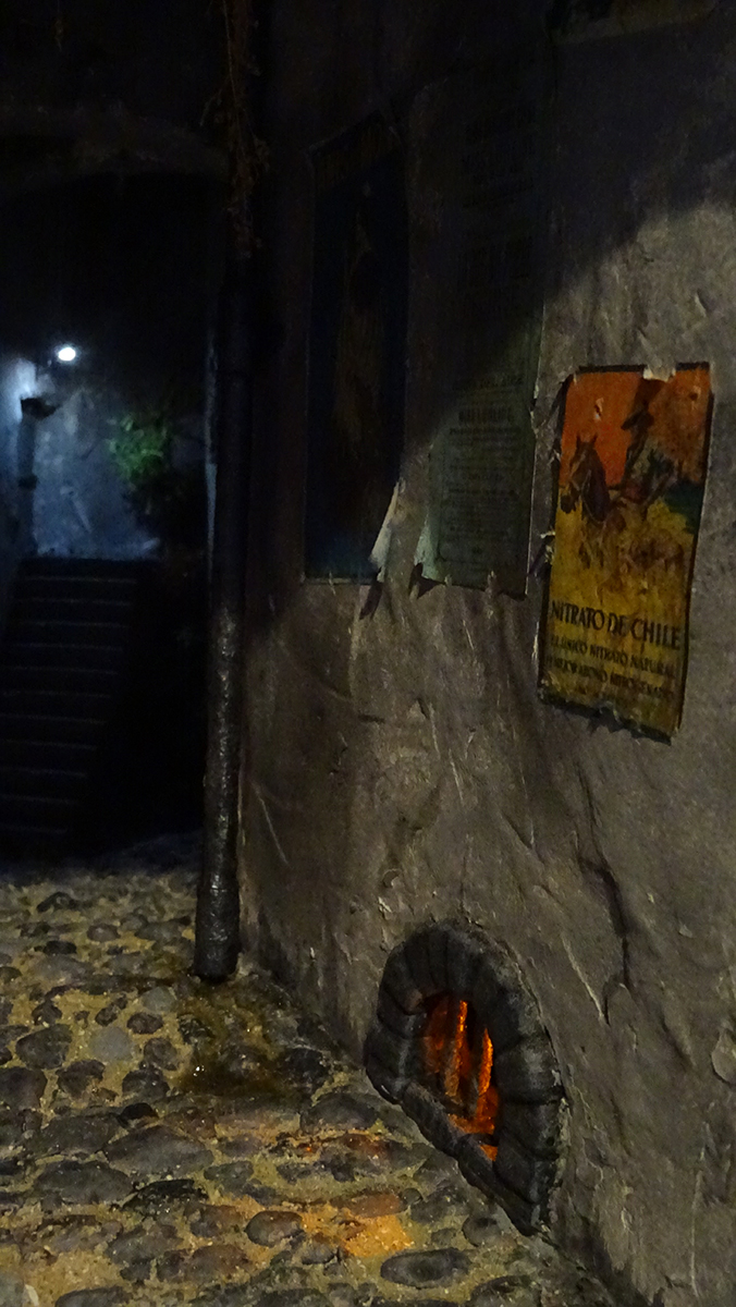 Diorama del hombre del saco, Diseñado artesanalmente usando madera, yeso, poliestireno, resina uv e iluminación led.