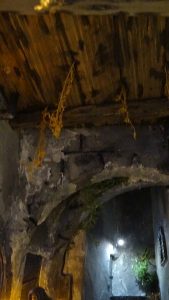 Diorama del hombre del saco, Diseñado artesanalmente usando madera, yeso, poliestireno, resina uv e iluminación led.