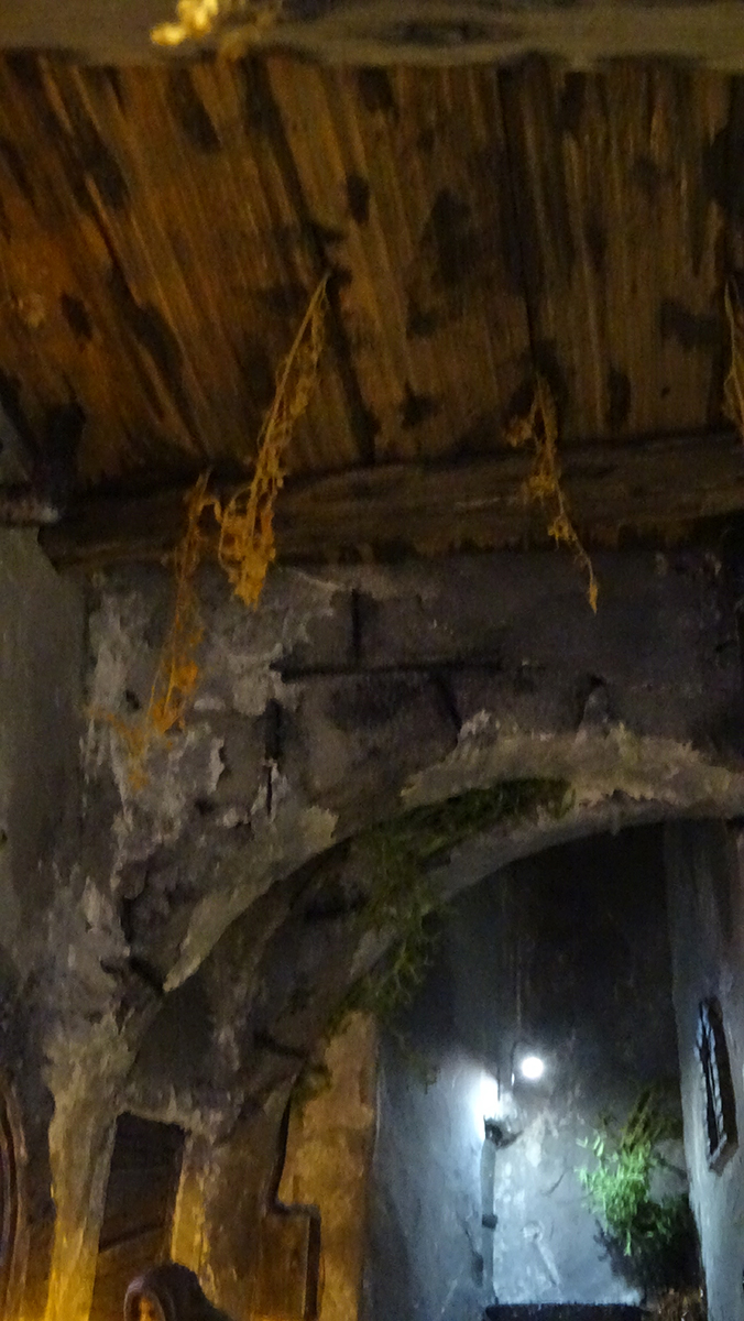 Diorama del hombre del saco, Diseñado artesanalmente usando madera, yeso, poliestireno, resina uv e iluminación led.