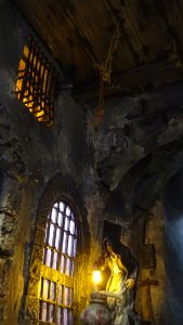 Diorama del hombre del saco, Diseñado artesanalmente usando madera, yeso, poliestireno, resina uv e iluminación led.