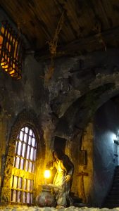 Diorama del hombre del saco, Diseñado artesanalmente usando madera, yeso, poliestireno, resina uv e iluminación led.