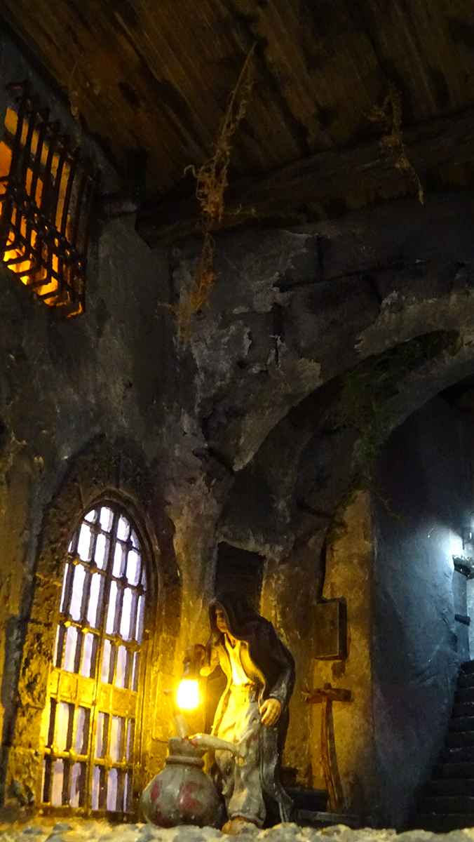 Diorama del hombre del saco, Diseñado artesanalmente usando madera, yeso, poliestireno, resina uv e iluminación led.