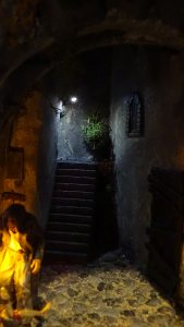 Diorama del hombre del saco, Diseñado artesanalmente usando madera, yeso, poliestireno, resina uv e iluminación led.