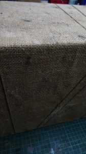 Exterior del diorama tipo El hmbre del saco, forrado en tela de arpillera y cuerda, diseño rústico para estantería.