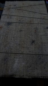 Exterior del diorama tipo El hmbre del saco, forrado en tela de arpillera y cuerda, diseño rústico para estantería.