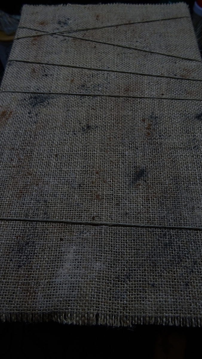 Exterior del diorama tipo El hmbre del saco, forrado en tela de arpillera y cuerda, diseño rústico para estantería.