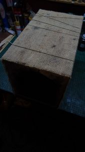 Exterior del diorama tipo El hmbre del saco, forrado en tela de arpillera y cuerda, diseño rústico para estantería.