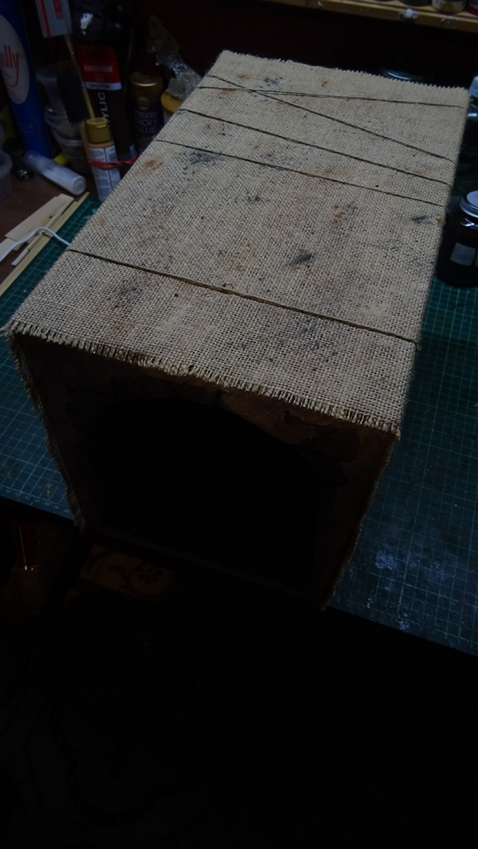 Exterior del diorama tipo El hmbre del saco, forrado en tela de arpillera y cuerda, diseño rústico para estantería.