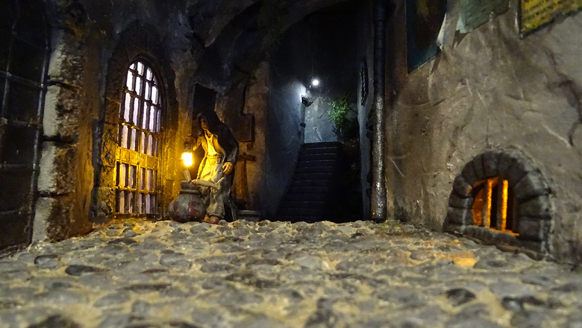 Diorama del hombre del saco, Diseñado artesanalmente usando madera, yeso, poliestireno, resina uv e iluminación led.