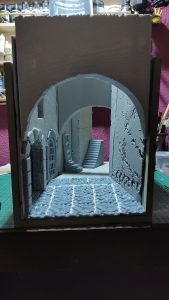 Diorama del hombre del saco, Diseñado artesanalmente usando madera, yeso, poliestireno, resina uv e iluminación led.