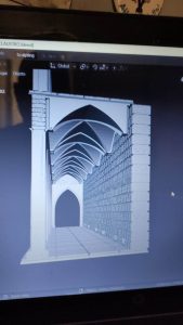 Diorama detallado de una abadía medieval de 27 Dioramas, mostrando arquitectura gótica en miniatura y texturas realistas