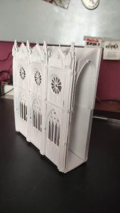 Diorama detallado de una abadía medieval de 27 Dioramas, mostrando arquitectura gótica en miniatura y texturas realistas