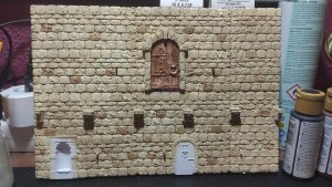 Diorama detallado de una abadía medieval de 27 Dioramas, mostrando arquitectura gótica en miniatura y texturas realistas