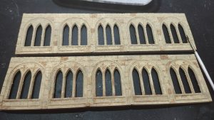 Diorama detallado de una abadía medieval de 27 Dioramas, mostrando arquitectura gótica en miniatura y texturas realistas