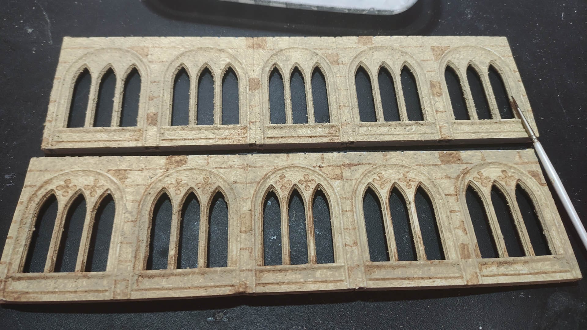 Diorama detallado de una abadía medieval de 27 Dioramas, mostrando arquitectura gótica en miniatura y texturas realistas