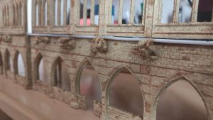 Diorama detallado de una abadía medieval de 27 Dioramas, mostrando arquitectura gótica en miniatura y texturas realistas