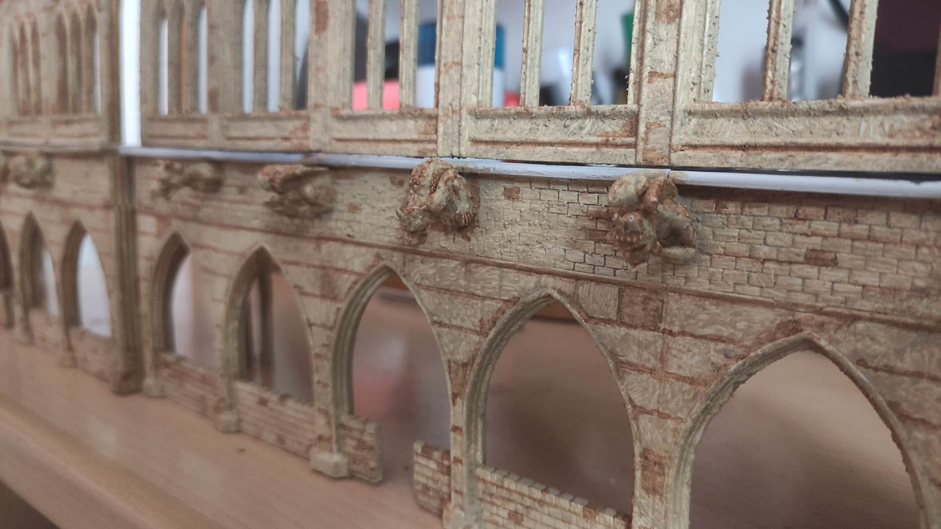 Diorama detallado de una abadía medieval de 27 Dioramas, mostrando arquitectura gótica en miniatura y texturas realistas