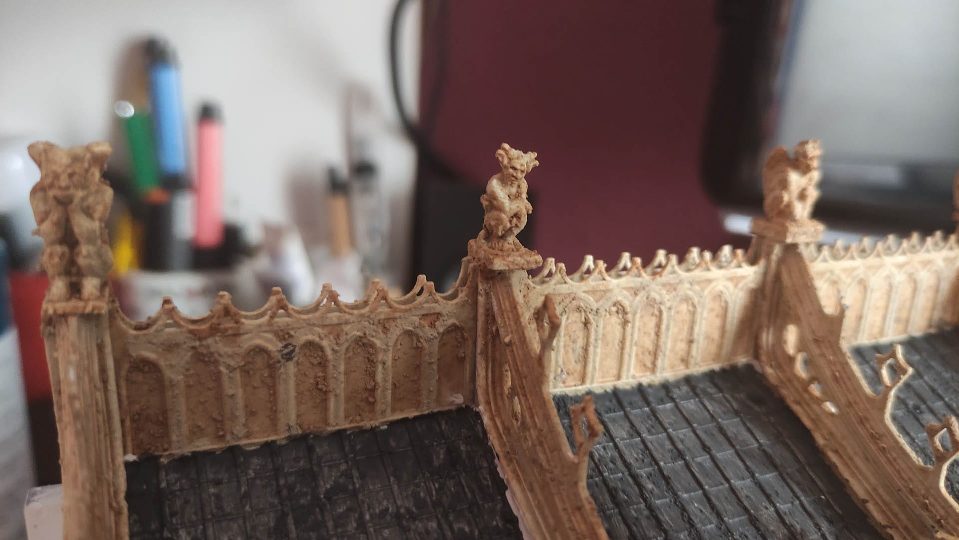 Diorama detallado de una abadía medieval de 27 Dioramas, mostrando arquitectura gótica en miniatura y texturas realistas