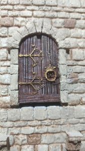 Diorama detallado de una abadía medieval de 27 Dioramas, mostrando arquitectura gótica en miniatura y texturas realistas