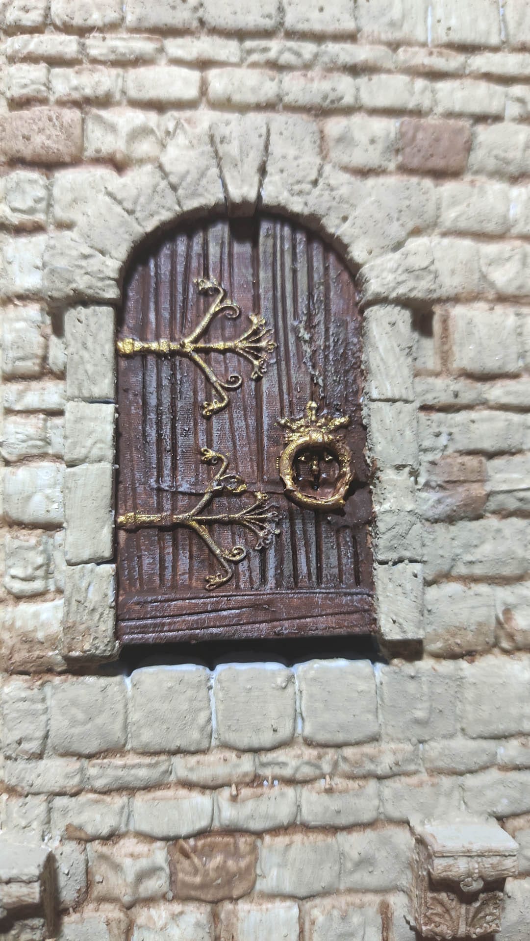 Diorama detallado de una abadía medieval de 27 Dioramas, mostrando arquitectura gótica en miniatura y texturas realistas