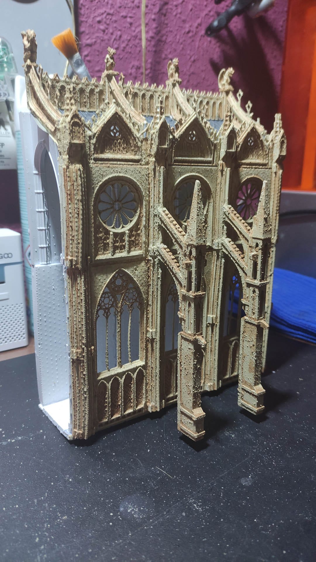 Diorama detallado de una abadía medieval de 27 Dioramas, mostrando arquitectura gótica en miniatura y texturas realistas