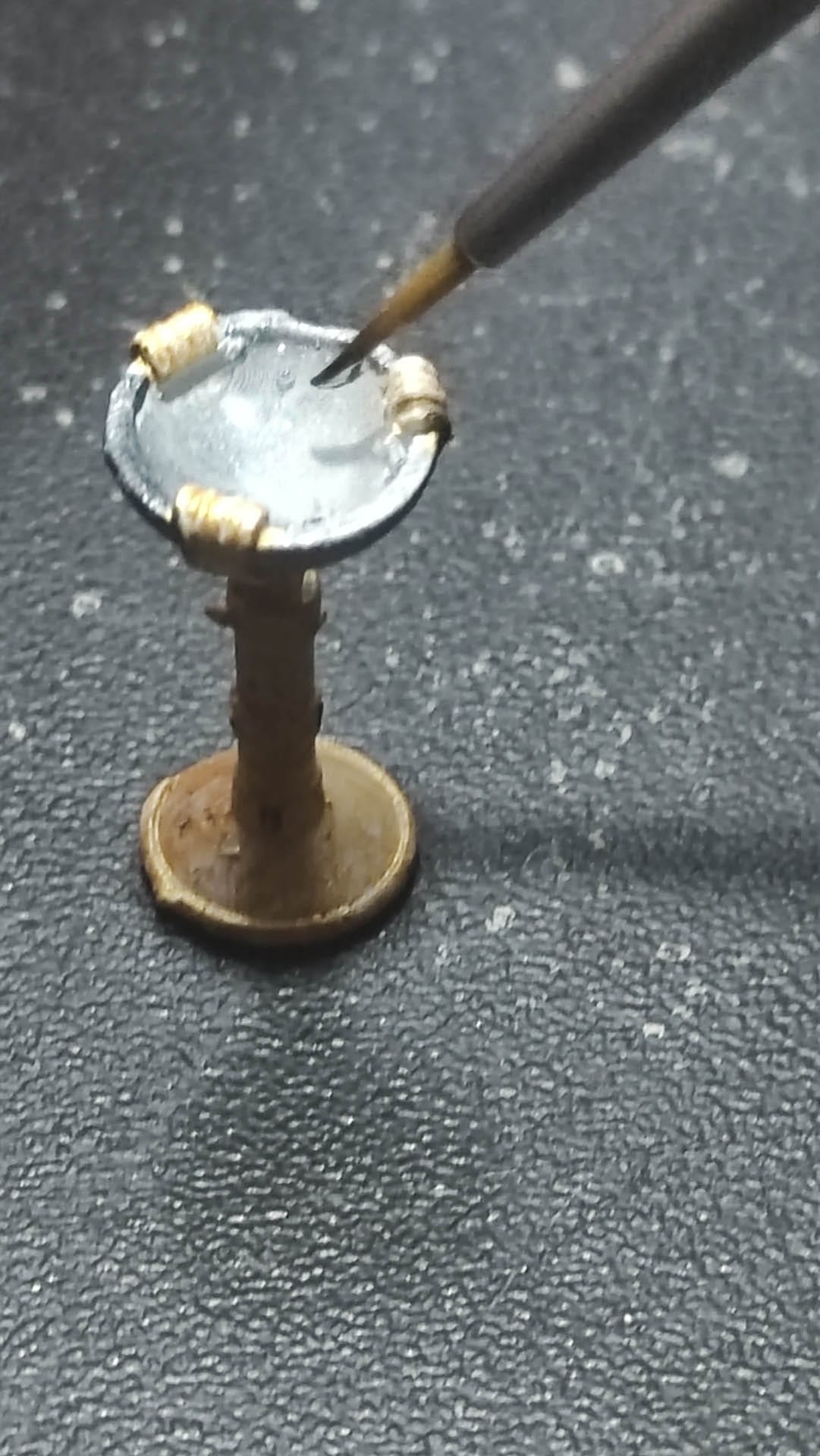 Diorama detallado de una abadía medieval de 27 Dioramas, mostrando arquitectura gótica en miniatura y texturas realistas