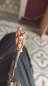 Diorama detallado de una abadía medieval de 27 Dioramas, mostrando arquitectura gótica en miniatura y texturas realistas