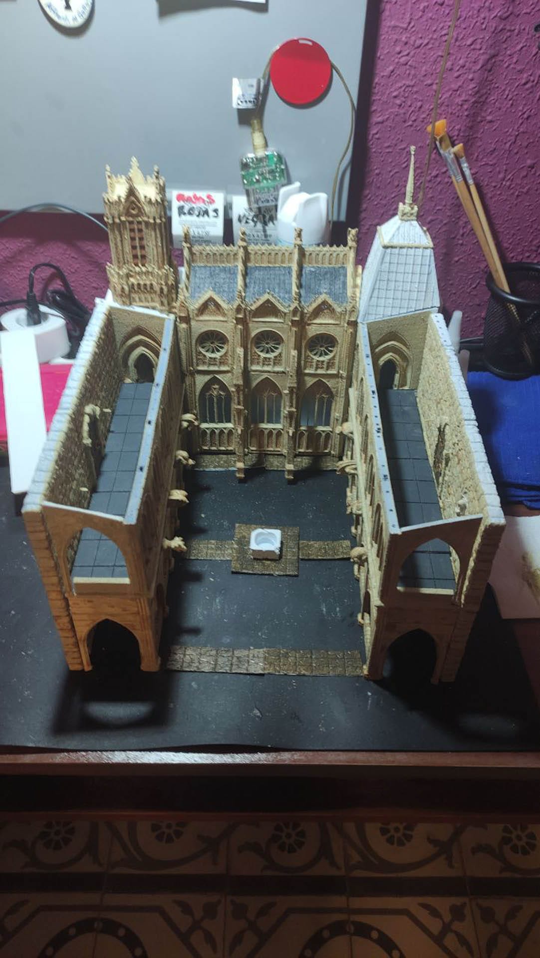 Diorama detallado de una abadía medieval de 27 Dioramas, mostrando arquitectura gótica en miniatura y texturas realistas