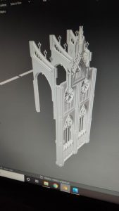 Diorama detallado de una abadía medieval de 27 Dioramas, mostrando arquitectura gótica en miniatura y texturas realistas