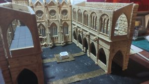 Diorama detallado de una abadía medieval de 27 Dioramas, mostrando arquitectura gótica en miniatura y texturas realistas