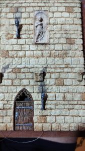 Diorama detallado de una abadía medieval de 27 Dioramas, mostrando arquitectura gótica en miniatura y texturas realistas