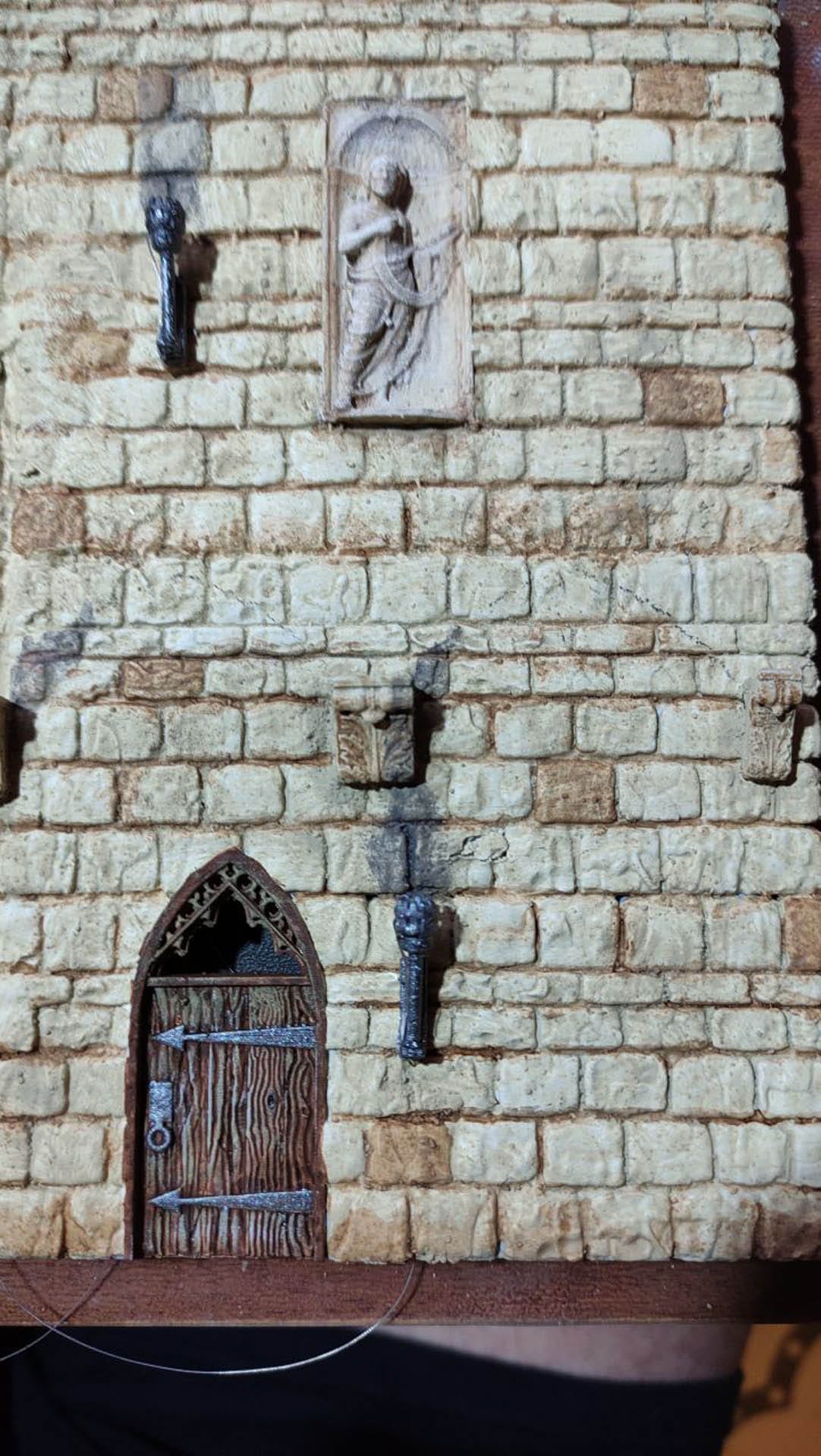 Diorama detallado de una abadía medieval de 27 Dioramas, mostrando arquitectura gótica en miniatura y texturas realistas